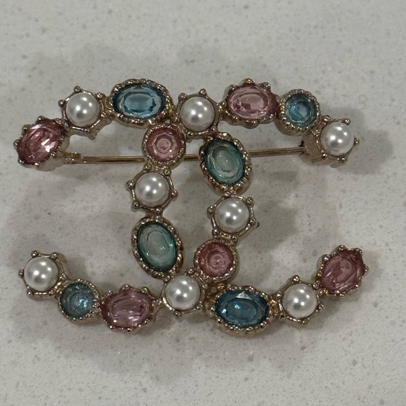 2021 multicolored CC brooch - Picture 5 of 7